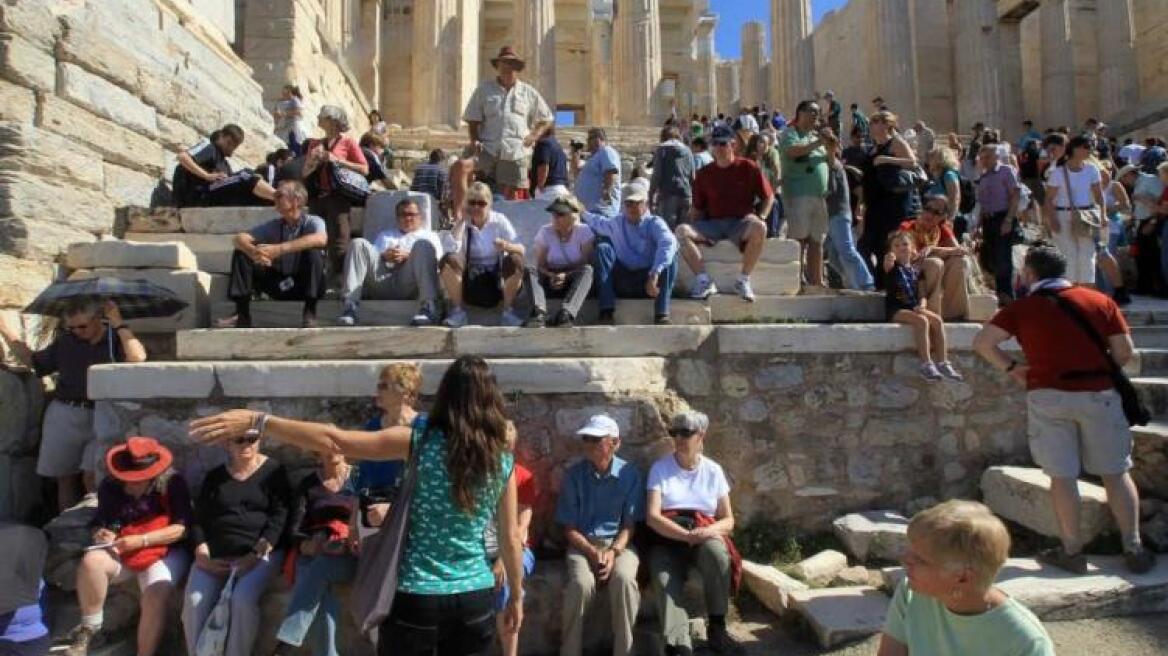 Δύο δισ. δολάρια φέρνουν στην Αθήνα οι τουρίστες