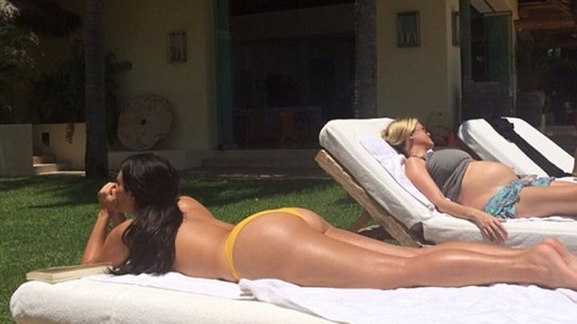 H Kim Kardashian κάνει ηλιοθεραπεία