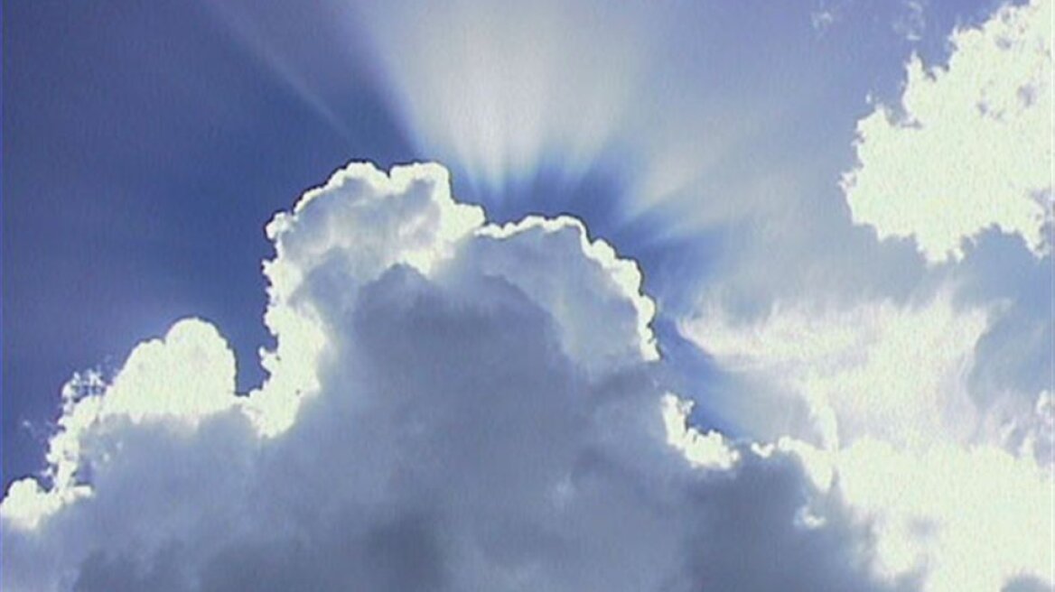 Καιρός: Ήλιος και ζέστη στην Αττική, νεφώσεις και βροχές στα βόρεια και δυτικά