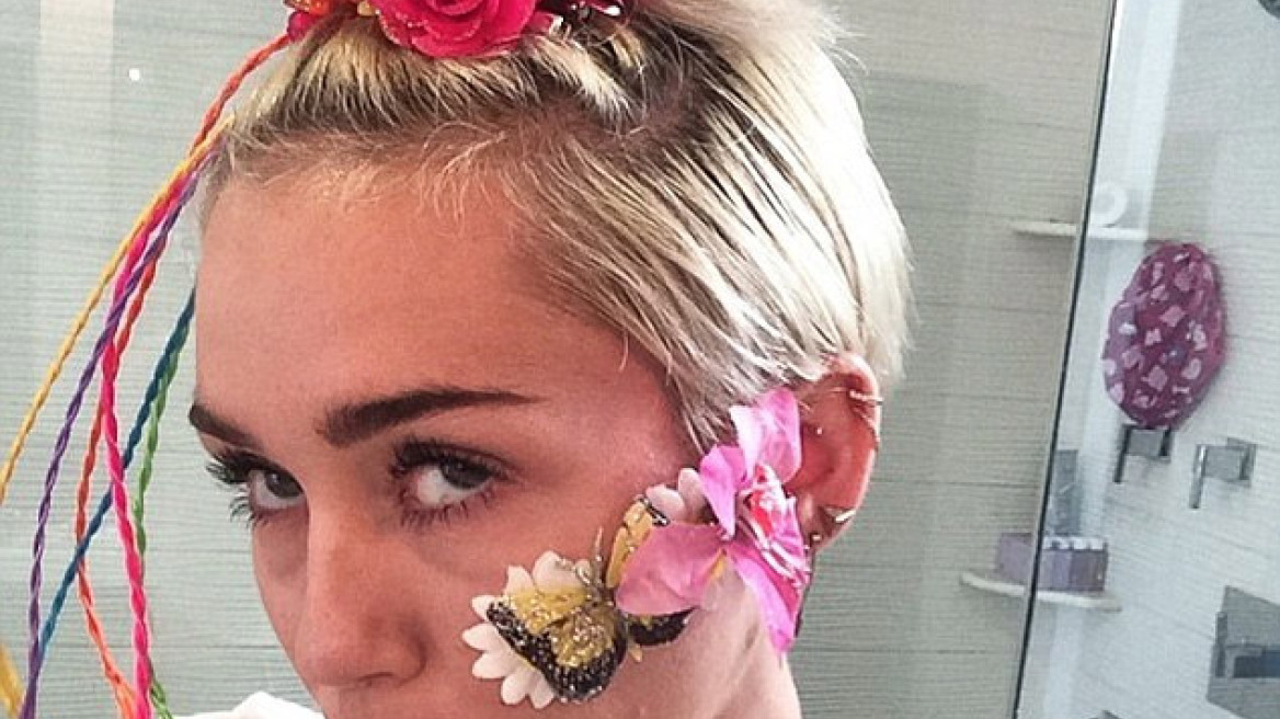 Τόπλες κάπου στην έρημο η Miley Cyrus