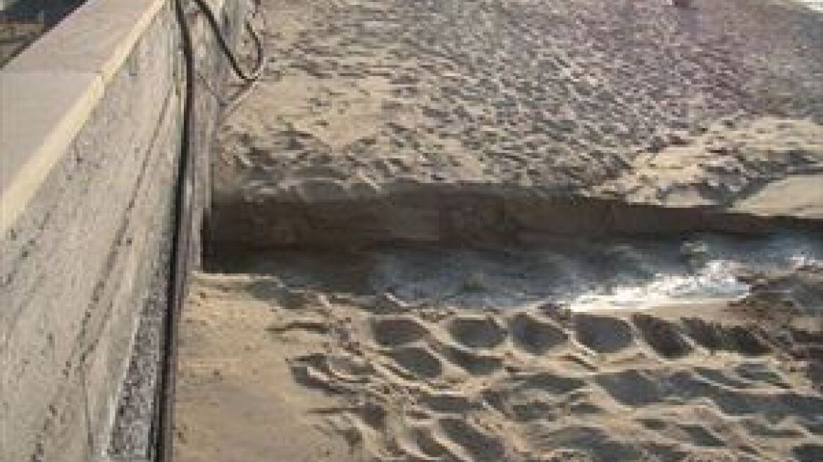 Συνέλαβαν ξενοδόχο που ρύπανε παραλία με λύματα