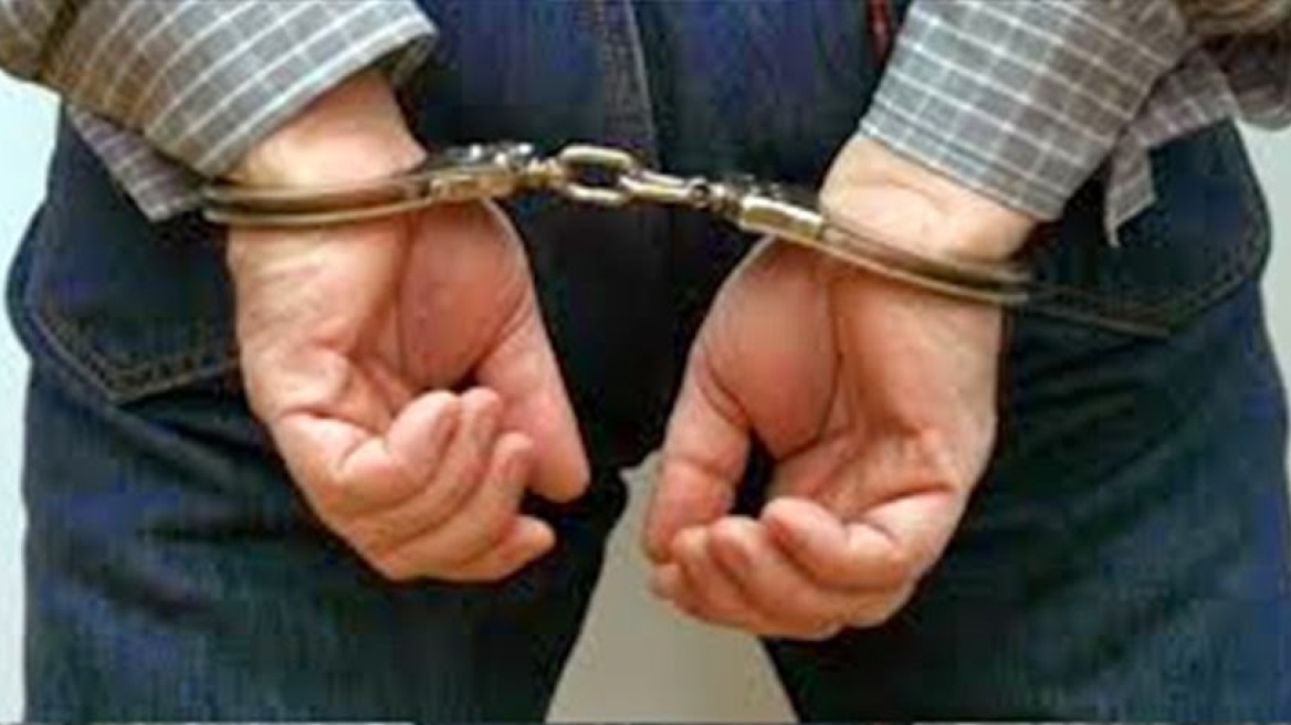 Οπλοφορούσε παράνομα στην ταβέρνα του και στο σπίτι!