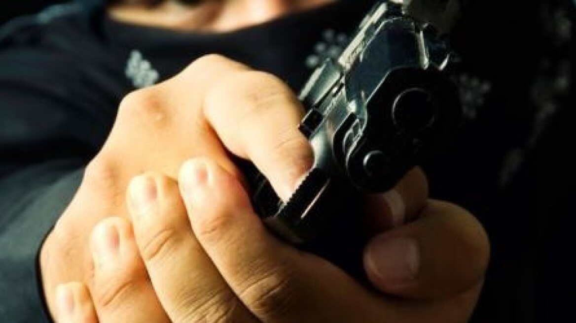 Άσκοποι πυροβολισμοί μέσα σε πολυκατοικία στα Χανιά 