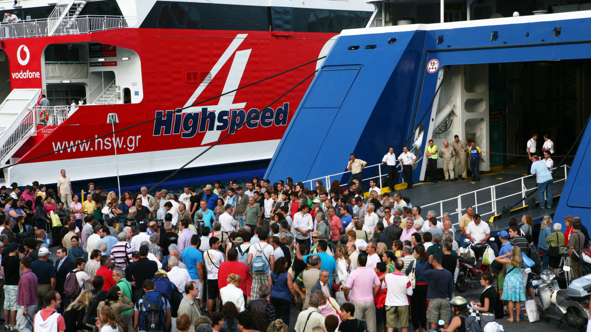 Φεύγουν και οι τελευταίοι... - Γεμάτα σαλπάρουν τα πλοία