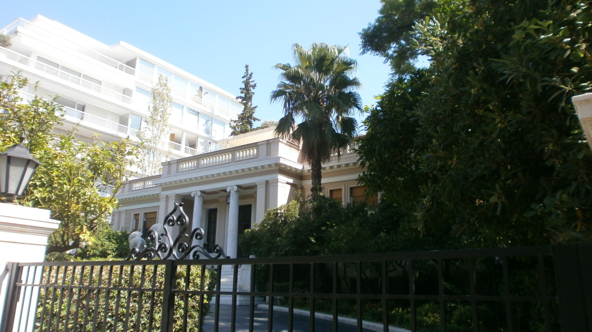 Σαμαράς-Βενιζέλος-Χαρδούβελης σχεδιάζουν τον προϋπολογισμό του 2015