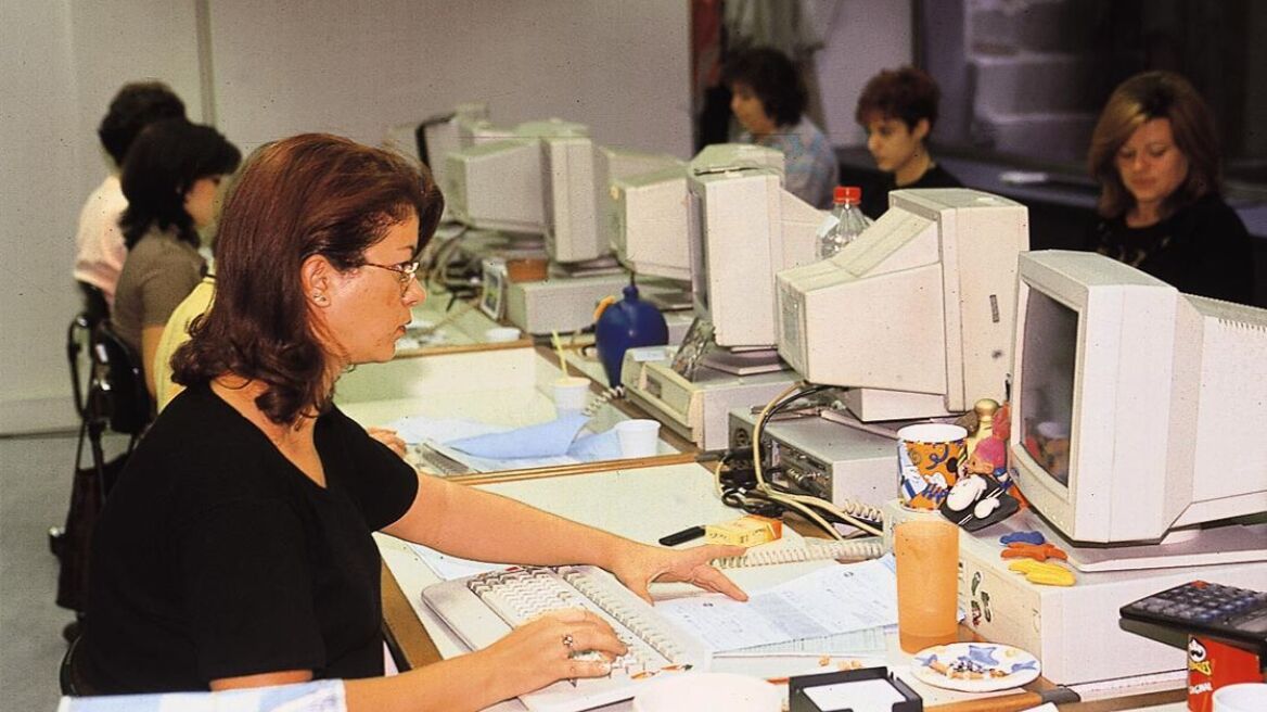 Handelsblatt: Η Ελλάδα θέλει να ξεφορτωθεί τους υπαλλήλους με πλαστά πιστοποιητικά