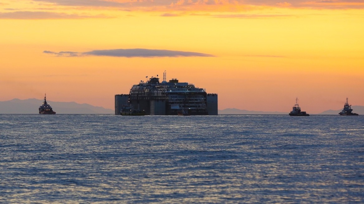 Ιταλία: Το ύστατο «ταξίδι» του Costa Concordia προτού διαλυθεί