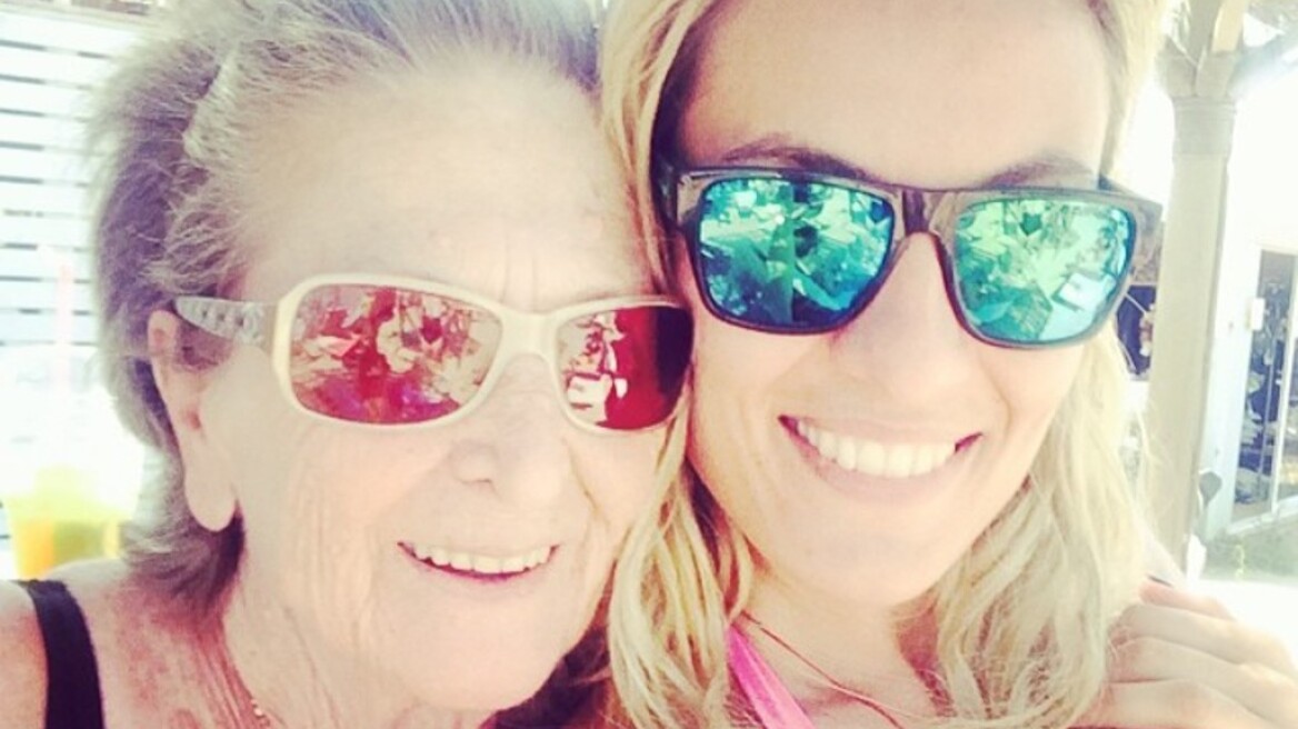Ελεονώρα Μελέτη: Βγάζει selfie με τη γιαγιά της