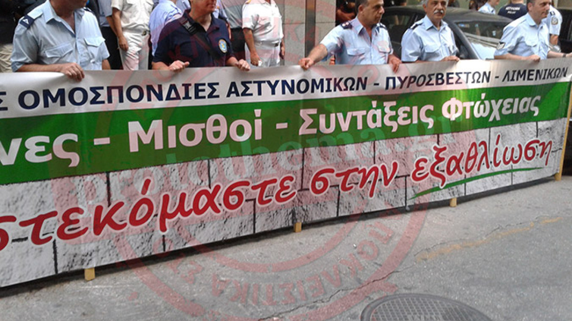 Μικροένταση στη συγκέντρωση ενστόλων μπροστά από το ΥΠΟΙΚ 