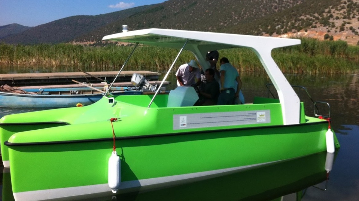 Η Ελλάδα απέκτησε τα πρώτα δύο ηλιακά της σκάφη για εκδρομές αναψυχής 