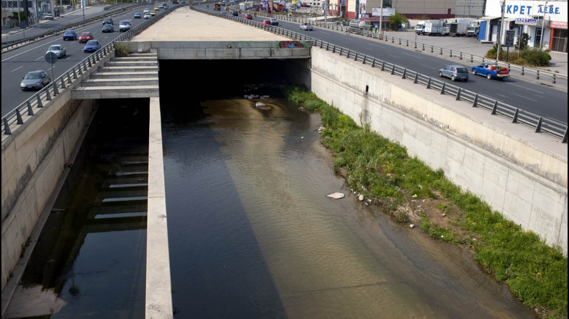 Δικυκλιστής έκανε... βουτιά στον Κηφισό και ανασύρθηκε τραυματισμένος