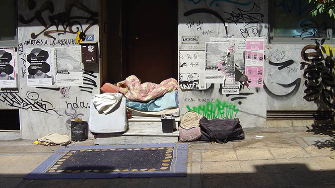 Στις γειτονιές της Αθήνας: Άστεγος με... χαλί, μπρέικ ντανς και εικόνες ερήμωσης