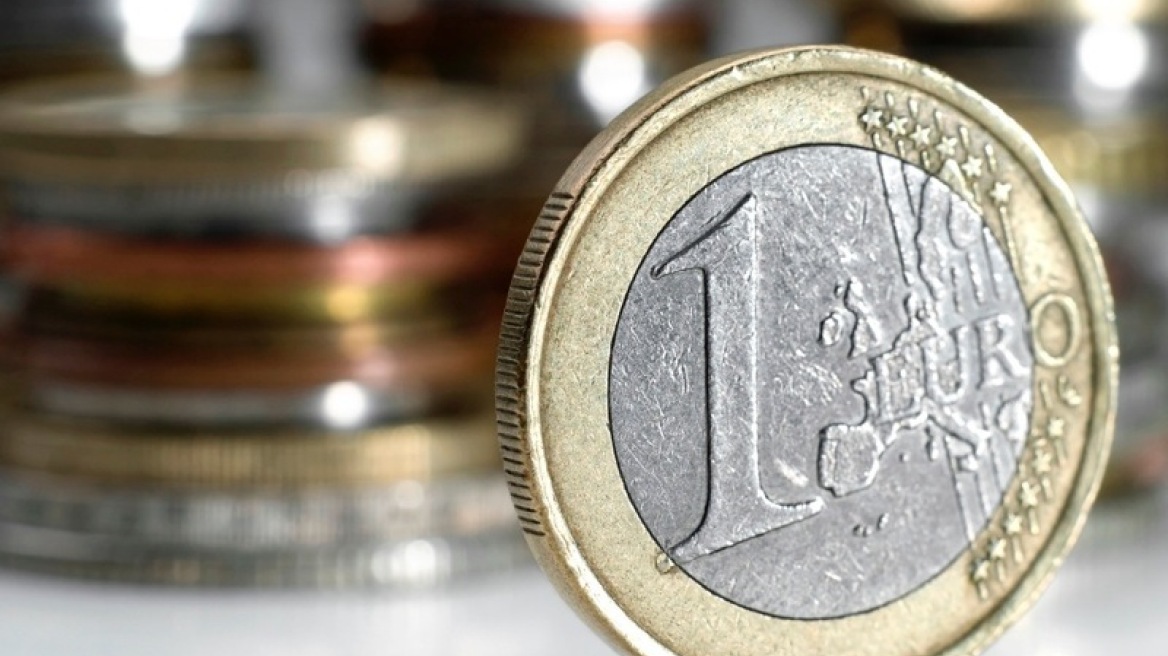 Χαμηλό 8μήνου για το ευρώ στο 1,34 έναντι του δολαρίου