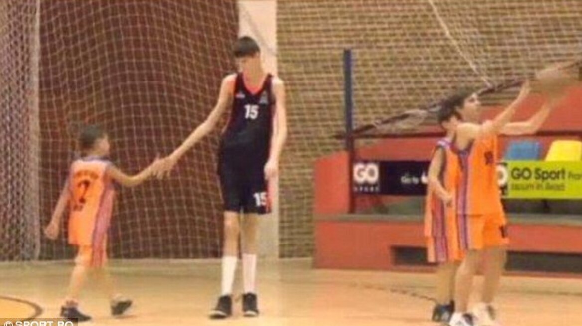 Βίντεο: Δείτε τον 13χρονο Ρουμάνο που βλέπει τους άλλους από τα 2,23μ.