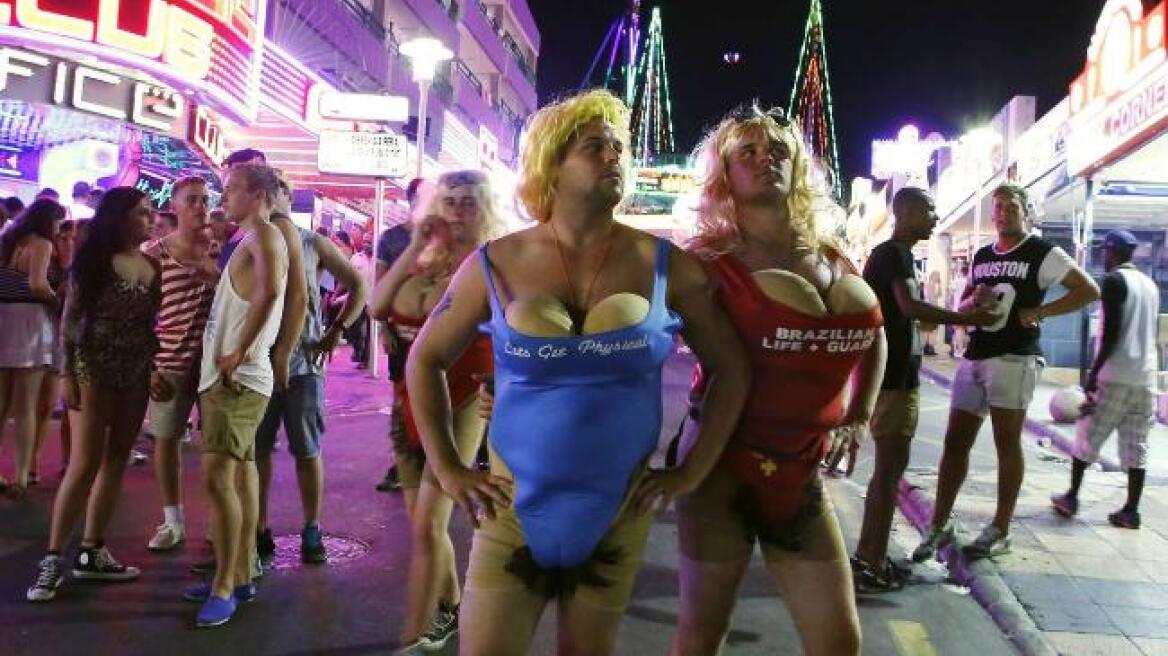 Η Bild ξεφτιλίζει τους Βρετανούς τουρίστες: «Μεθάνε, βρωμάνε και δε φορούν ούτε εσώρουχο» 