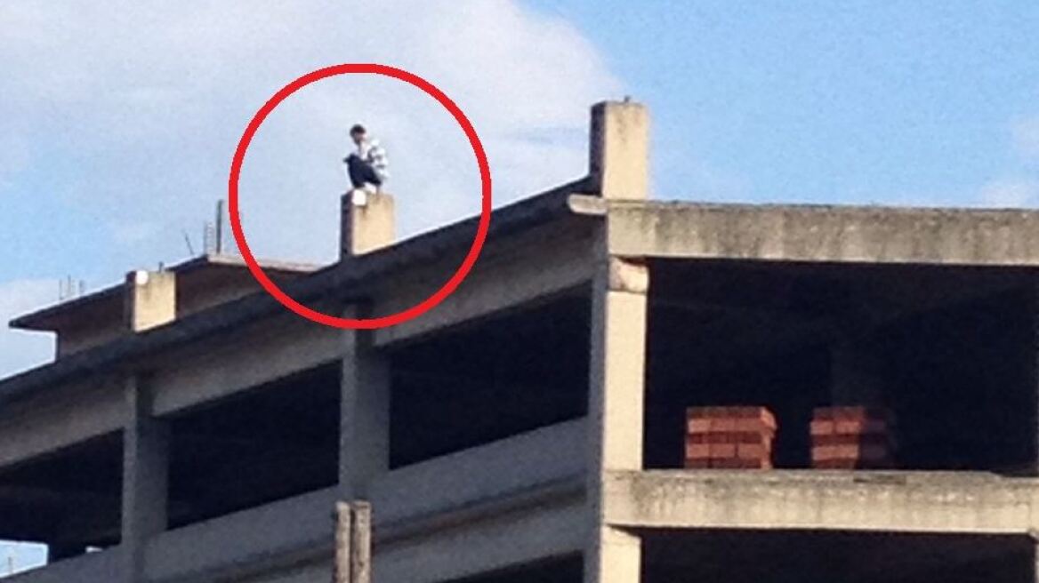 Θεσσαλονίκη: Άνδρας απείλησε να πηδήξει στο κενό από εγκαταλελειμμένο κτίριο