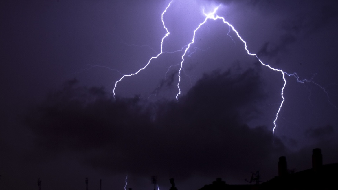 Βίντεο: Βροχή... κεραυνών στην Ξάνθη