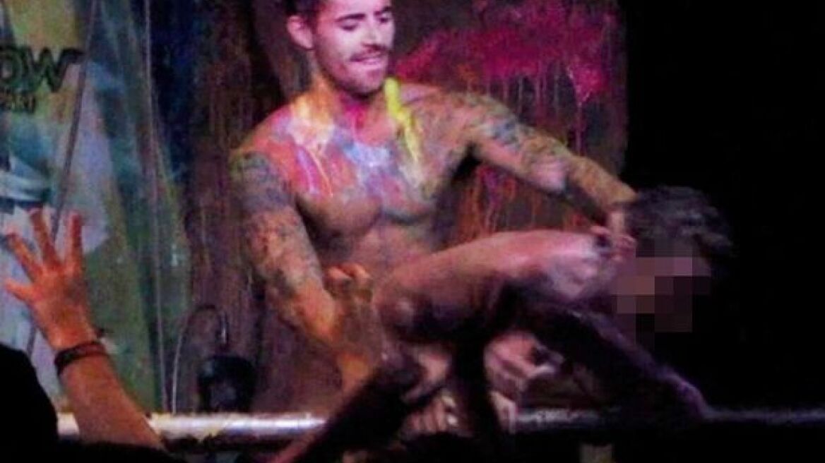 Μαγιόρκα: Νέο βίντεο με Βρετανίδα να πρωταγωνιστεί σε live strip show