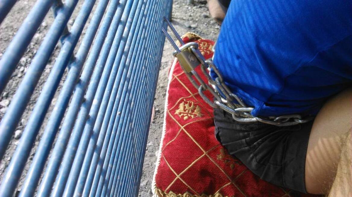 Γυναίκες έχουν αλυσοδεθεί έξω από το εργοστάσιο στις Σκουριές