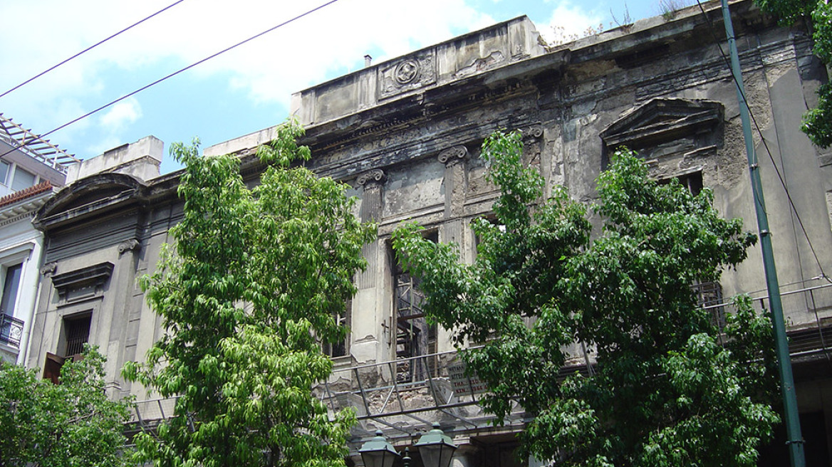 Στις γειτονιές της Αθήνας: Θαύμα... ανάπηρος περπάτησε!