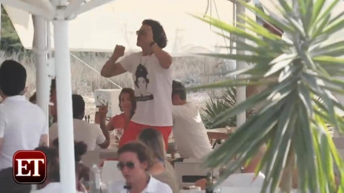 Δείτε τον Orlando Bloom να τα... δίνει όλα χορεύοντας «Happy»