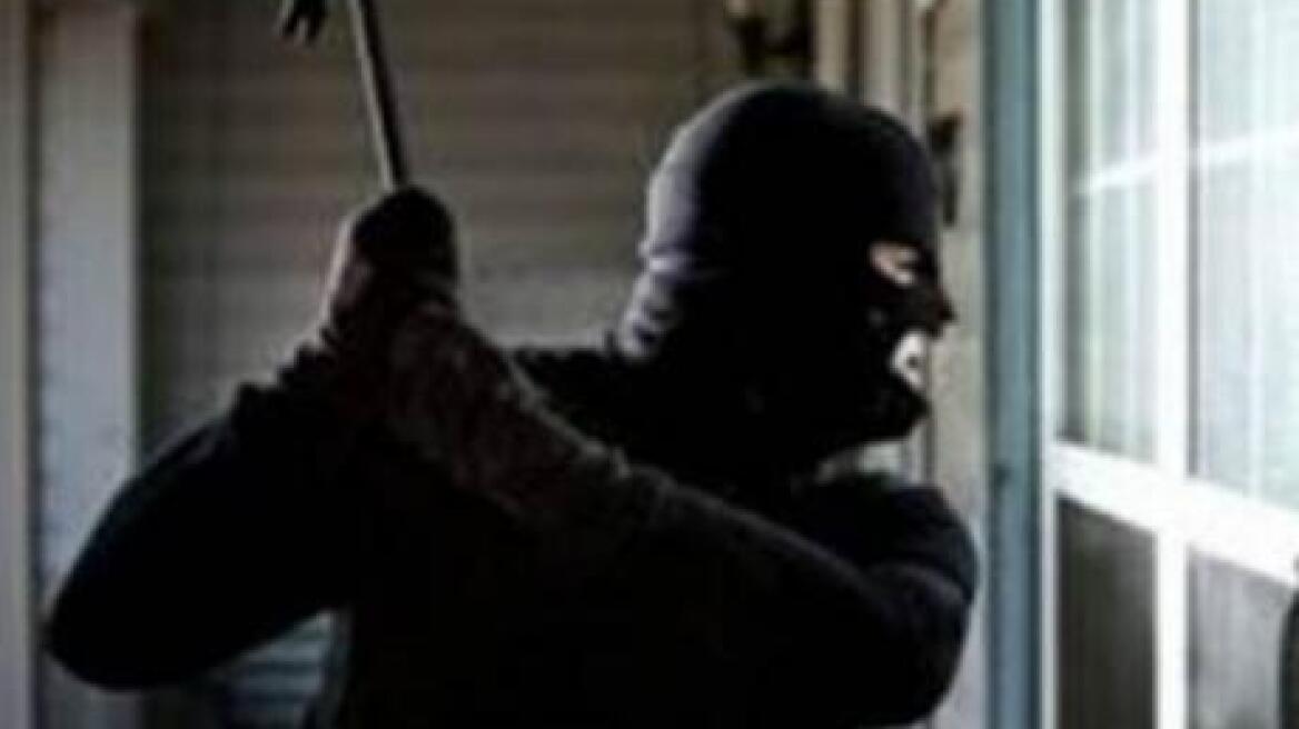 Ηλεία: Κουκουλοφόροι εισέβαλαν σε δωμάτιο ξενοδοχείου όπου έμενε τετραμελής οικογένεια