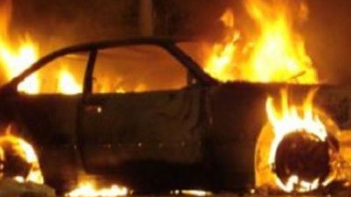 Στις φλόγες τυλίχθηκε ΙΧ στα Εξάρχεια