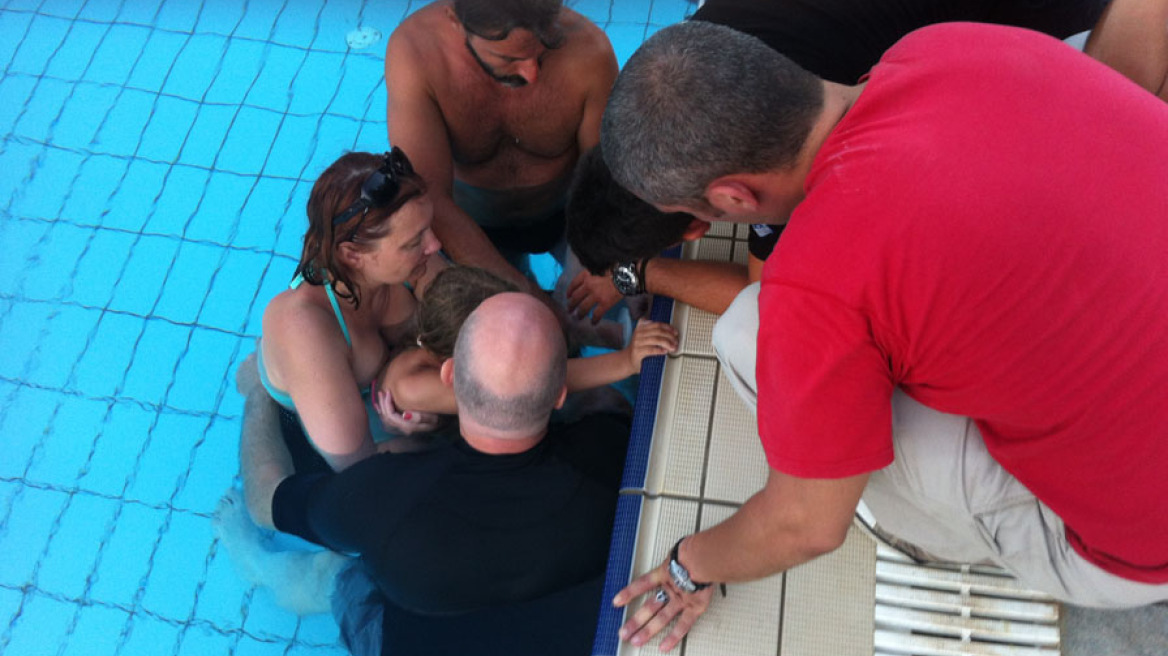 Ασυνήθιστο ατύχημα στη Σαντορίνη: 4χρονο κορίτσι εγκλωβίστηκε σε σιφόνι πισίνας 