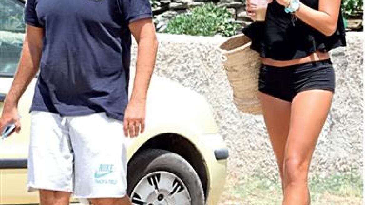 Σκορδά: Βόλτες στην Τήνο με αποκαλυπτικό σορτσάκι