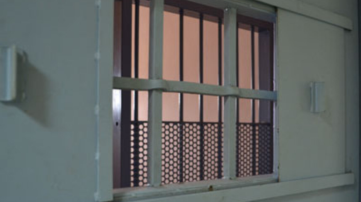 Άρτα: Προσπάθησε να περάσει ηρωίνη στα κρατητήρια