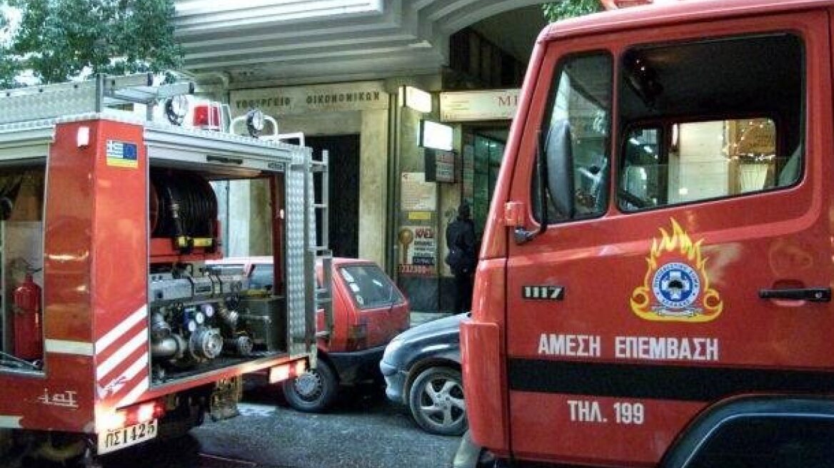 Απεγκλωβίστηκε ζωντανός ο άντρας στη Σαλαμίνα 