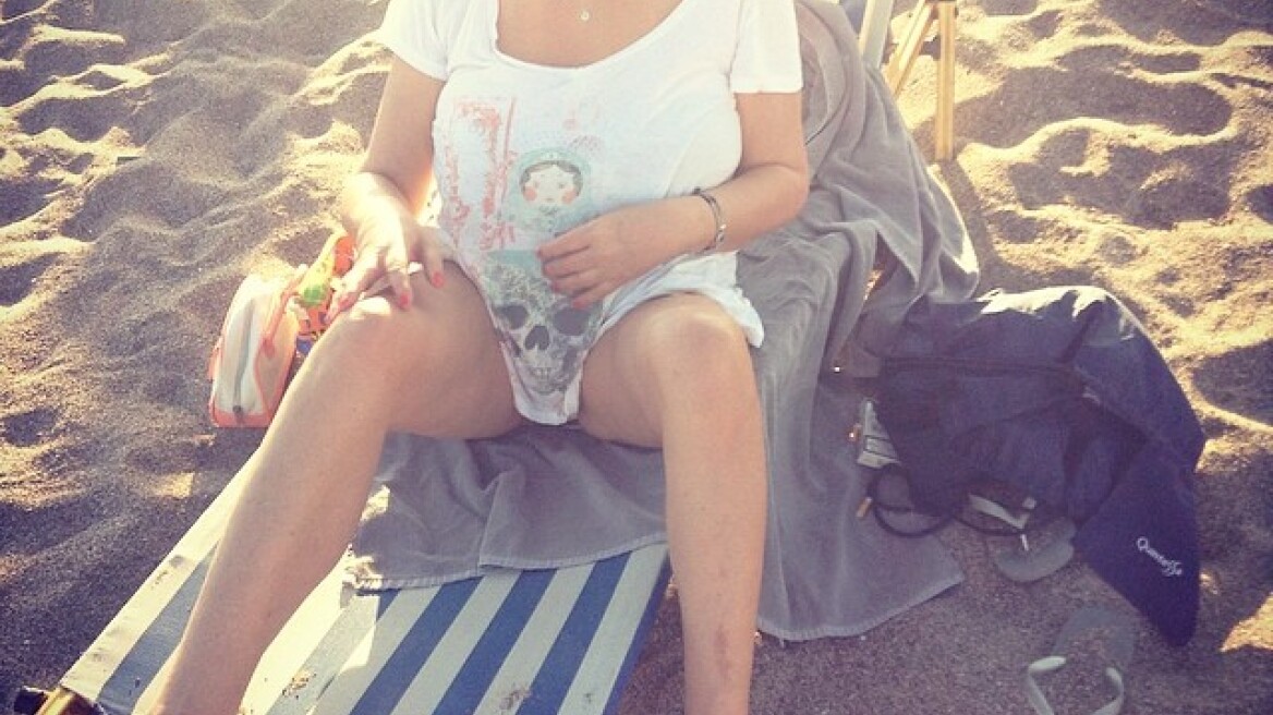 Ρούλα Κορομηλά: Χαλαρώνει στην ξαπλώστρα της 