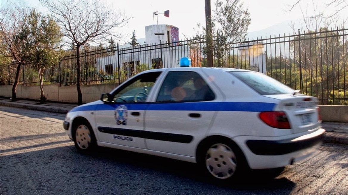 Καλαμπάκα: Δάγκωσε αστυνομικό για να μην συλλάβουν τον άντρα της! 