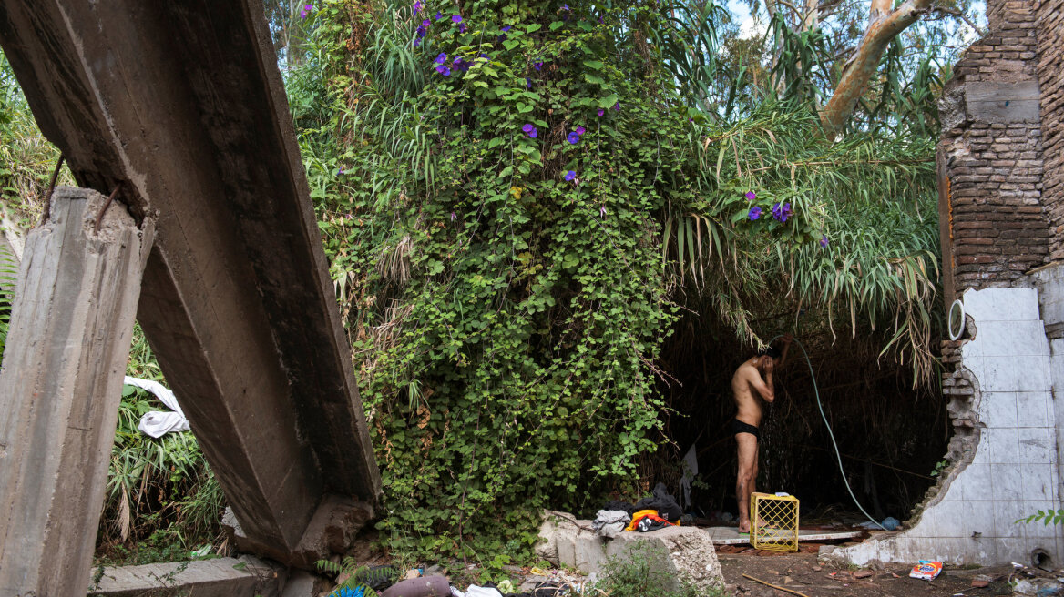 NYT: Οδοιπορικό στην Πάτρα - Σοκ από τις άθλιες συνθήκες των μεταναστών