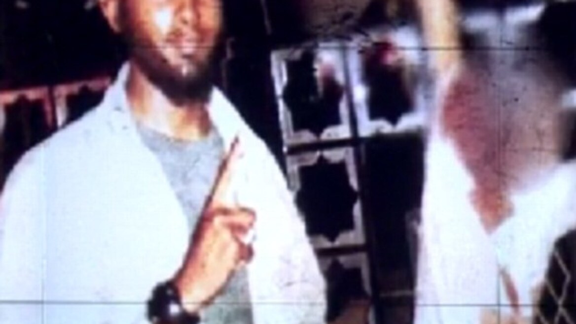 Σοκαριστικό: Βρετανός μαχητής του ISIS «ποζάρει» με αποκεφαλισμένο άντρα!