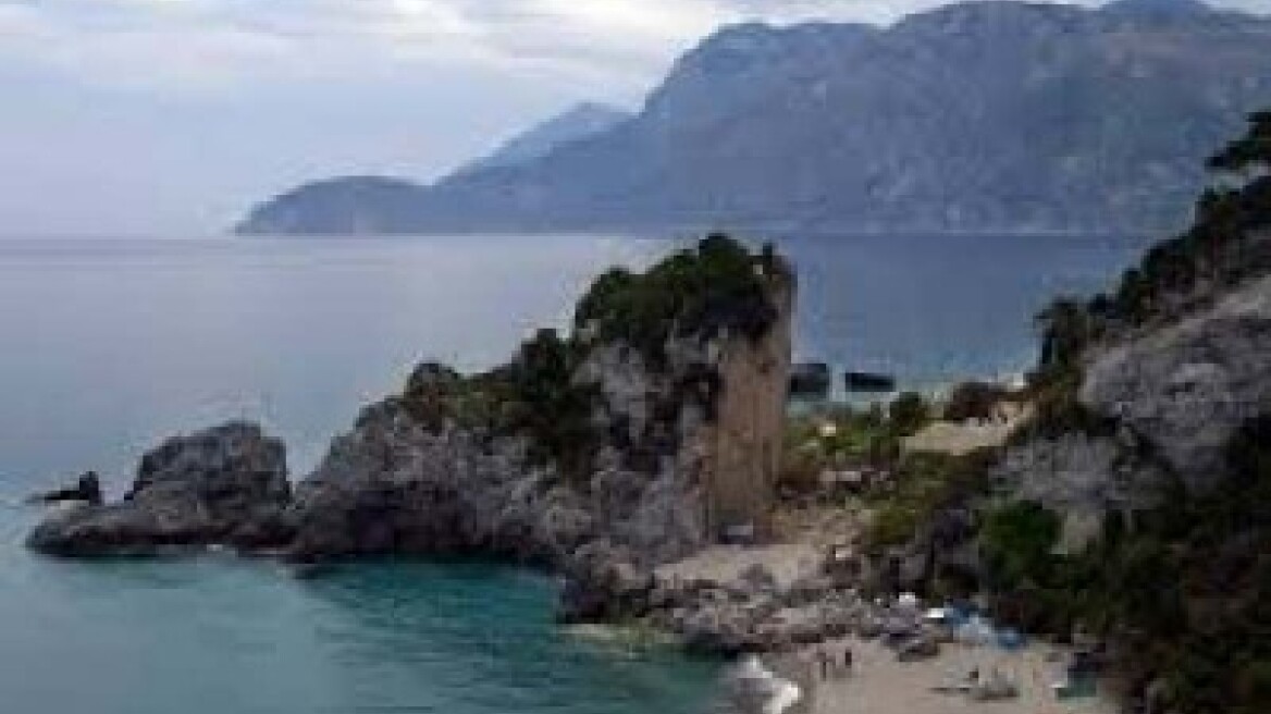 Σκύρος: Γάλλοι τουρίστες κόλλησαν στην άμμο και πανικοβλήθηκαν