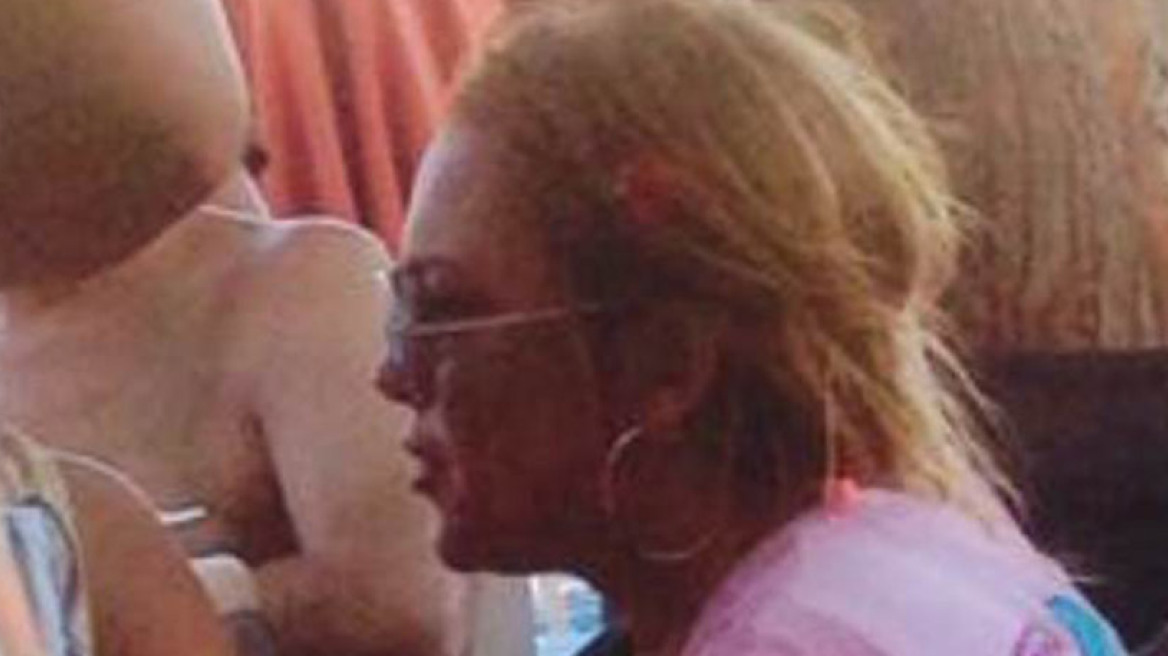 Στην Ψαρού η Λίντσεϊ Λόχαν: «Κρυφτούλι» με τους παπαράτσι