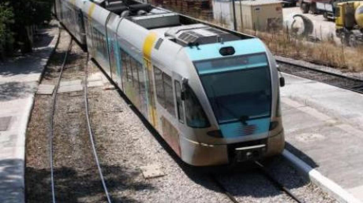 Πάτρα: Οδηγός πάρκαρε το αυτοκίνητό του πάνω στις γραμμές του προαστιακού