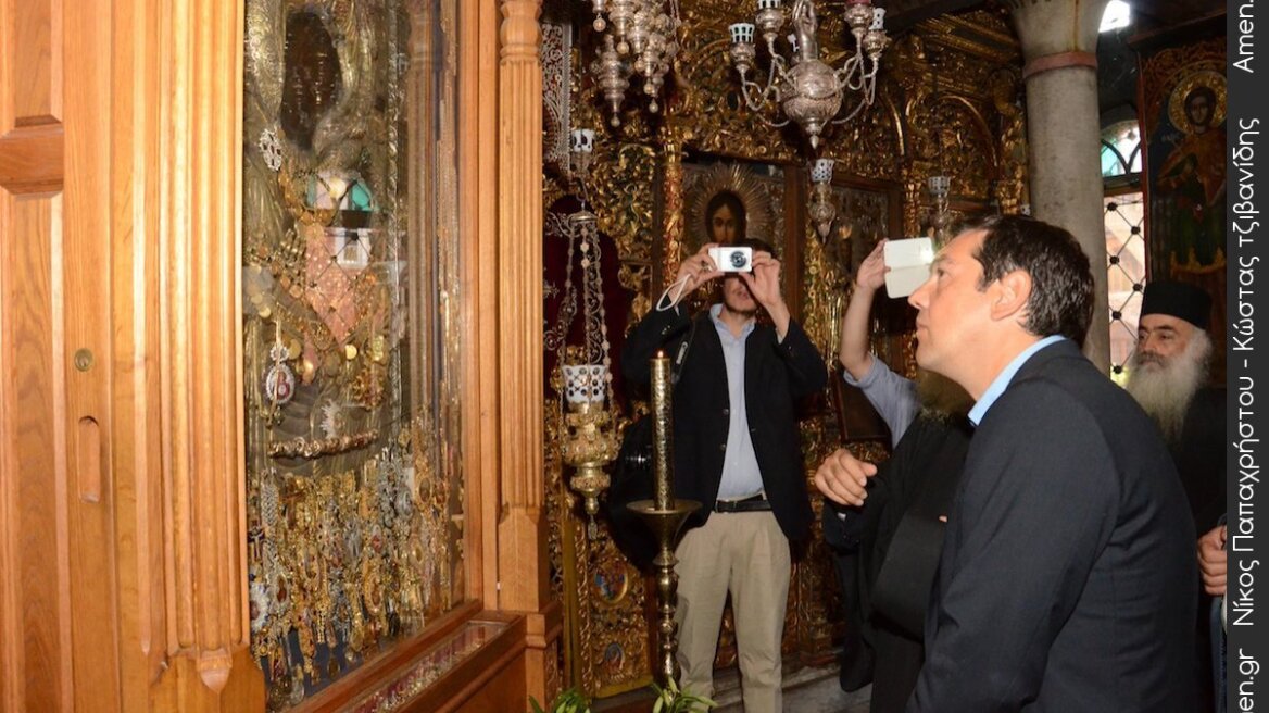 Τον Φλωράκη θυμήθηκαν οι μοναχοί κατά την επίσκεψη Τσίπρα στο Άγιο Όρος