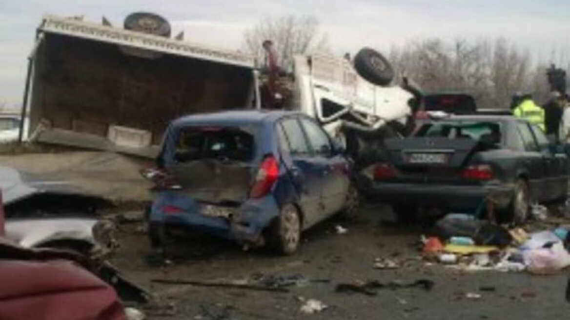 Καραμπόλα με... τροχόσπιτο και τρία ΙΧ στη Χαλκιδική