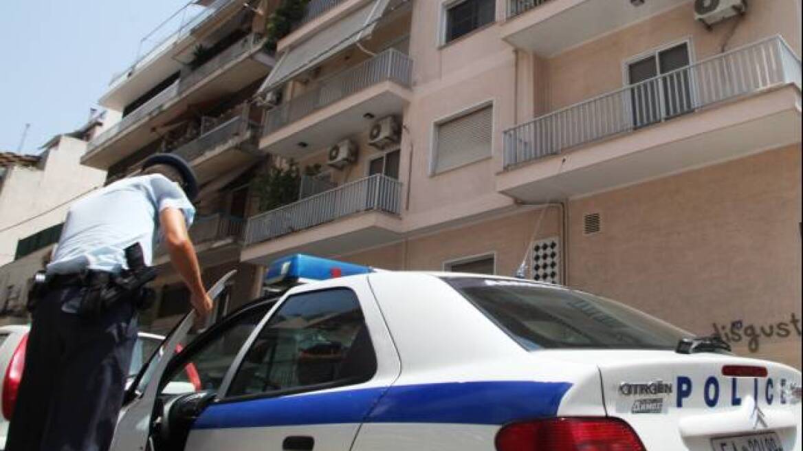 Αστυνομικός ζήτησε χρήματα από δημοσιογράφο για τη φύλαξή της 