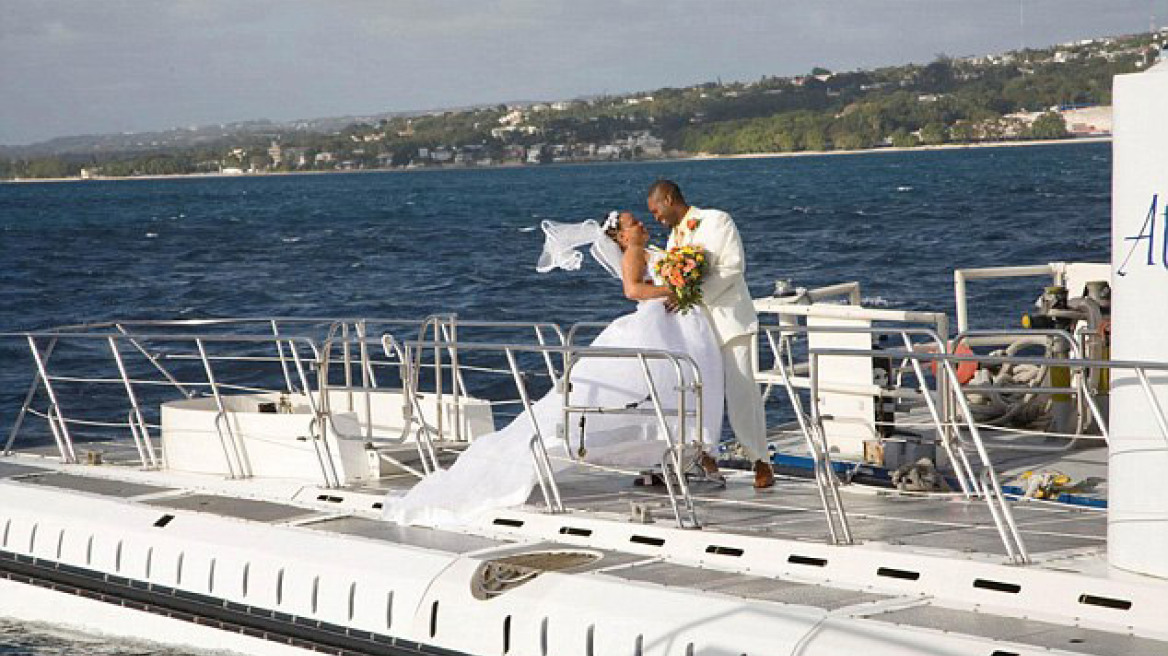 Μπαρμπέιντος: Δείτε γάμο πάνω σε υποβρύχιο με γαμήλιο δώρο την κατάδυση!