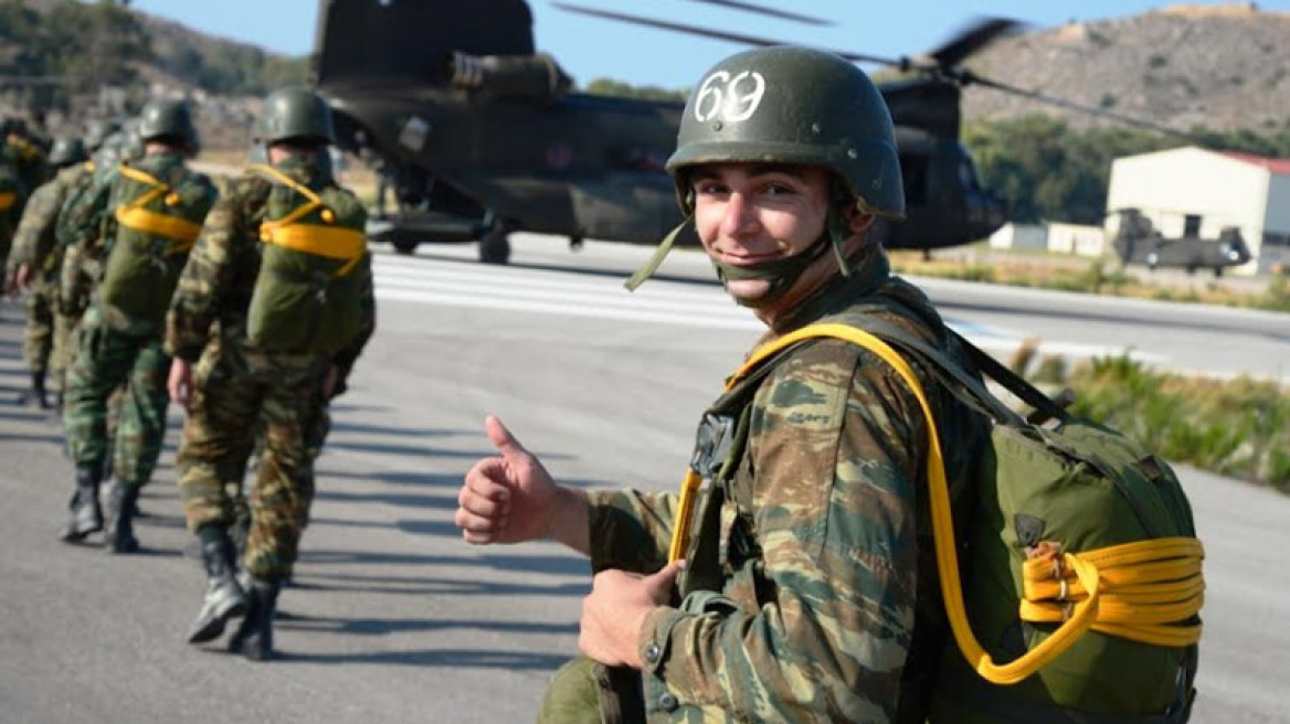 Φωτογραφίες: Άλμα με αλεξίπτωτο από ελικόπτερο πραγματοποίησε ο αρχηγός του ΓΕΣ