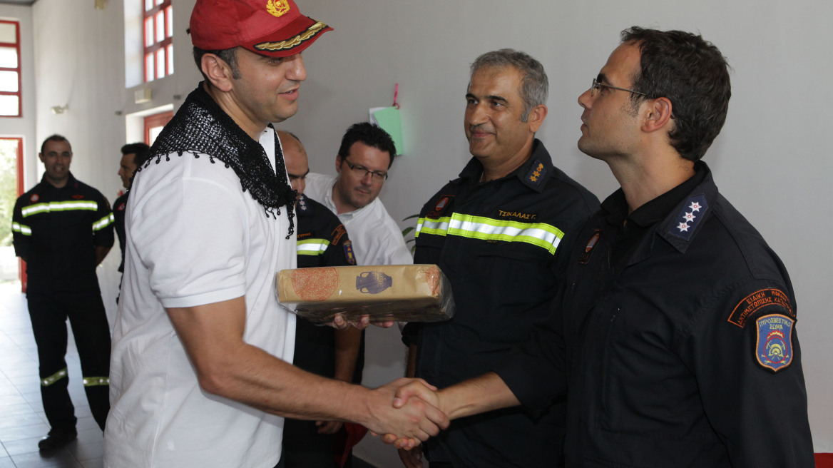 Φωτογραφίες: Με κρητικό μαντήλι ο Κικίλιας στην περιοδεία του στη Μεγαλόνησο