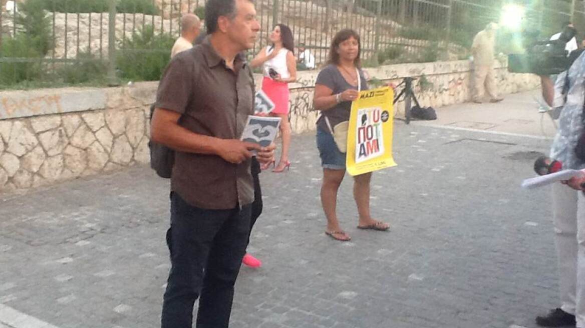 Δείτε τον Σταύρο Θεοδωράκη να μοιράζει το βιβλίο για «Το Ποτάμι» 