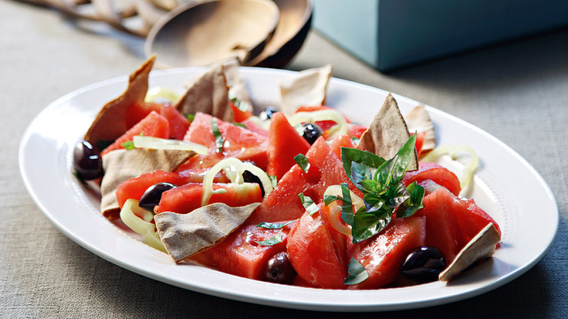 Καρπουζοσαλάτα με ντομάτα και βασιλικό