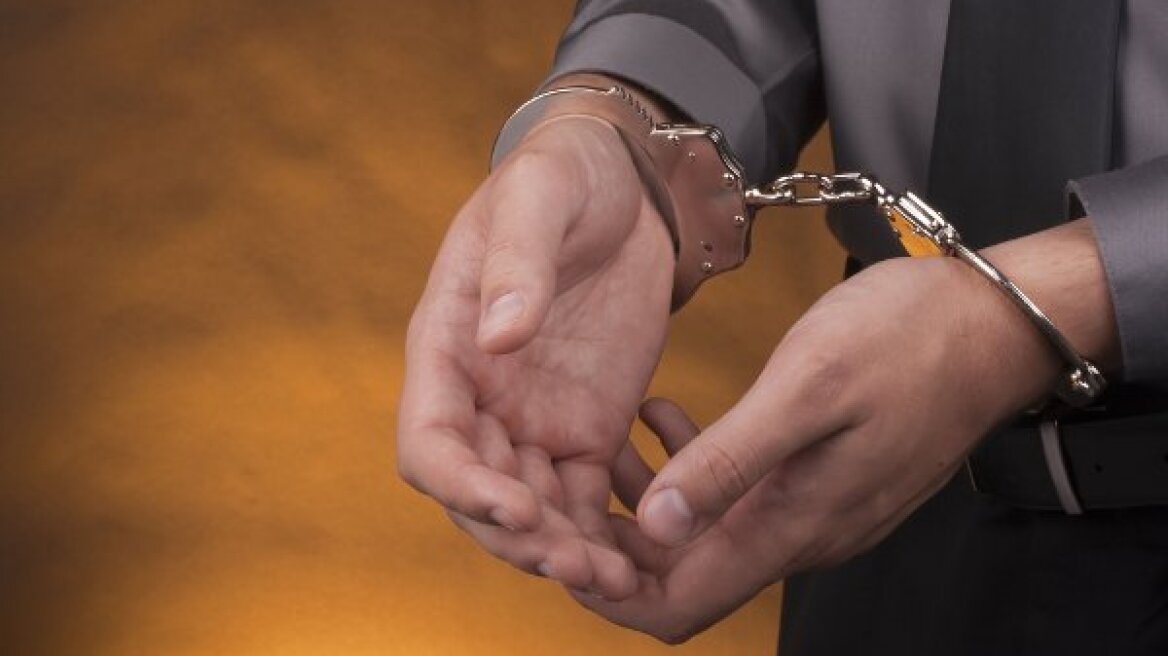 Χειροπέδες σε 42χρονο για χρέη 27,6 εκατ. ευρώ!