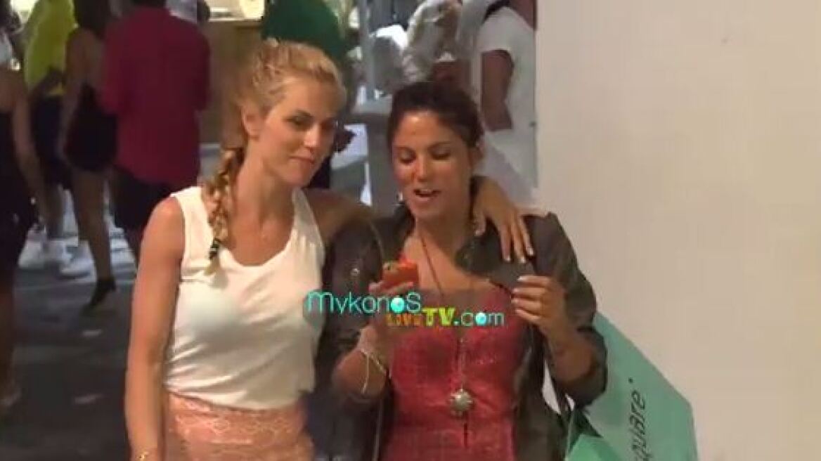 Ντορέττα Παπαδημητρίου και Μαίρη Συνατσάκη βολτάρουν στην Μύκονο