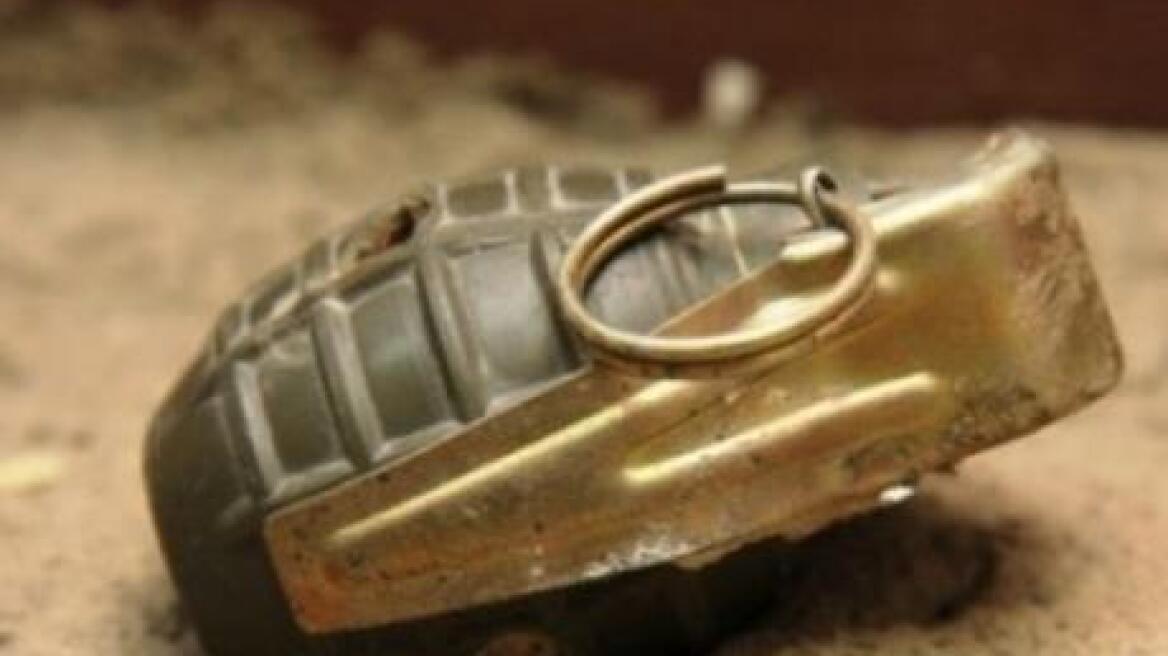 Βρήκε χειροβομβίδα στο χωράφι της και την πήρε σπίτι της για... διακοσμητικό