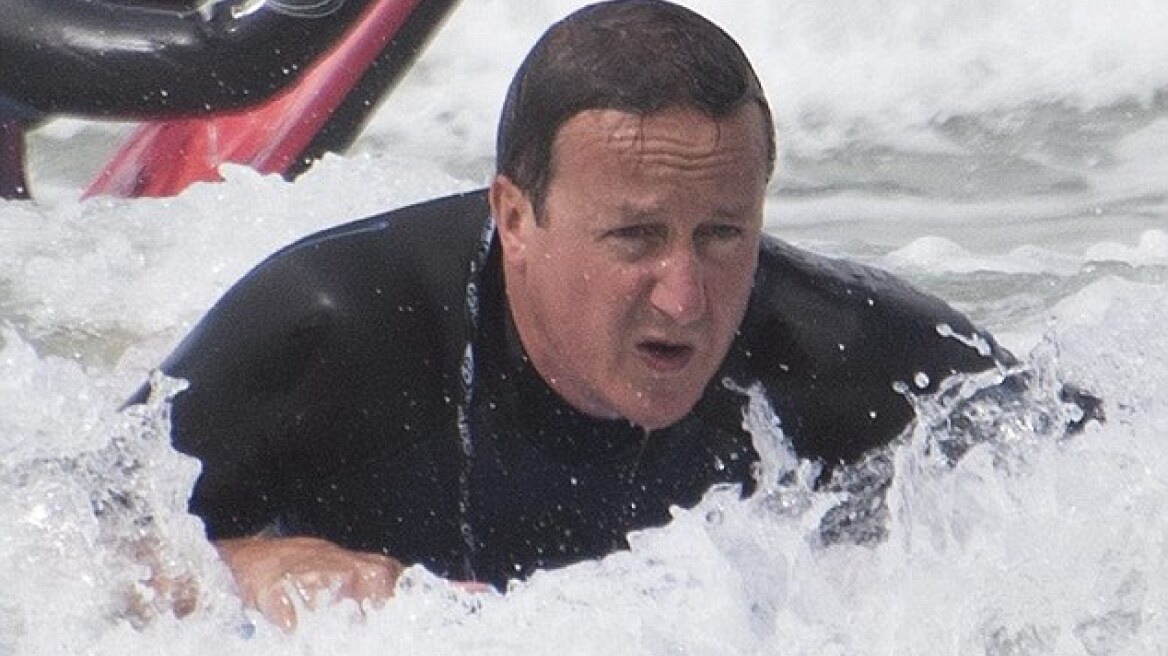 Ο Κάμερον «παλεύει» με τα κύματα 